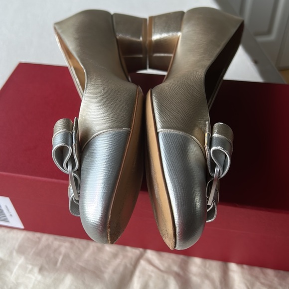 Ferragamo Vara bow pump in metallic platinum and gold leather looks like a dream - Picture 12 of 16